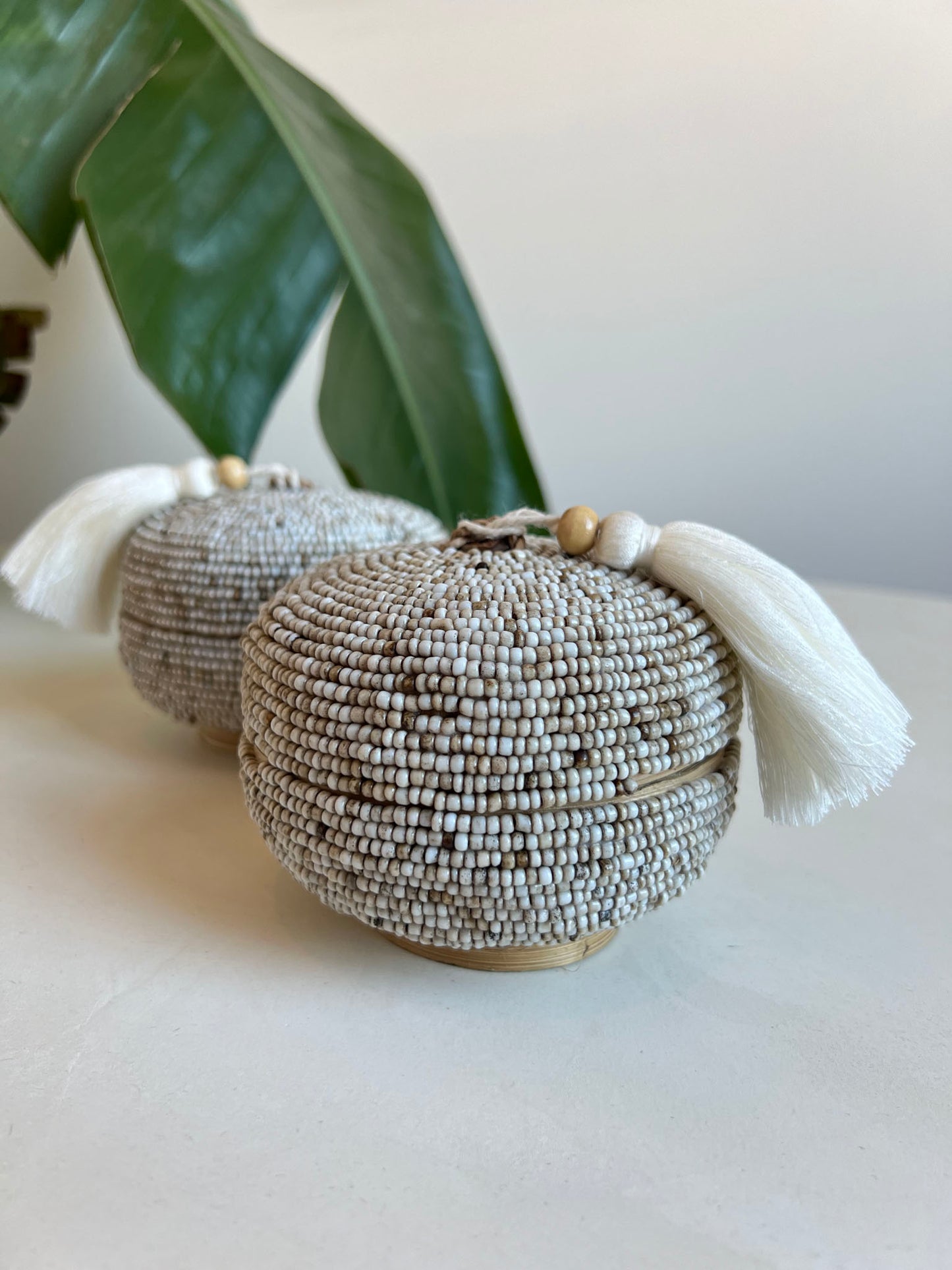 Bamboe doosje met kraaltjes en kwastje - Rond - Zand