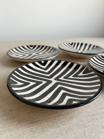 Bord keramiek - Zwart / witte 'V' strepen - Dia 17 cm