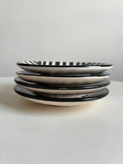 Bord keramiek - Zwart / witte 'V' strepen - Dia 17 cm