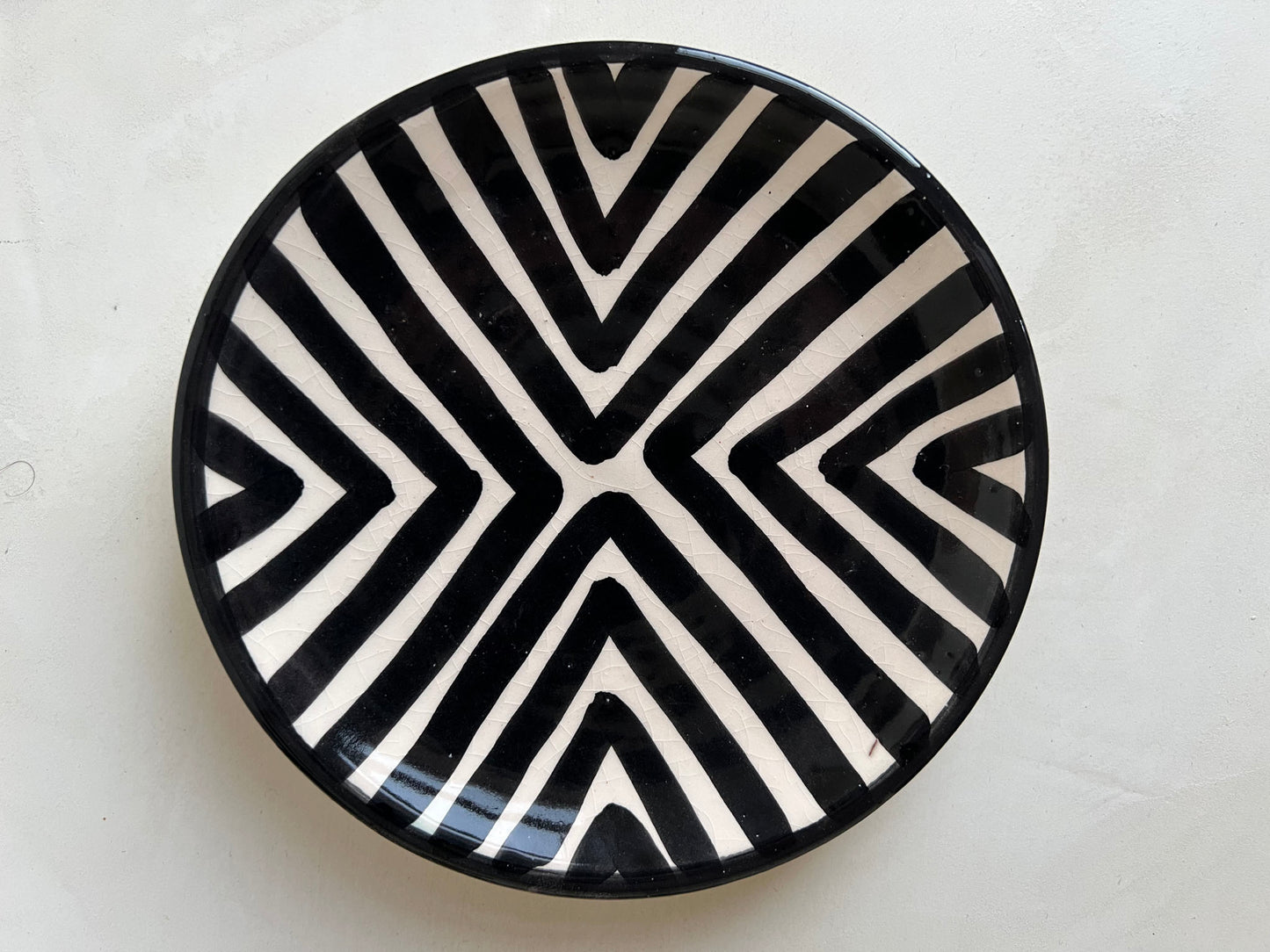 Bord keramiek - Zwart / witte 'V' strepen - Dia 17 cm