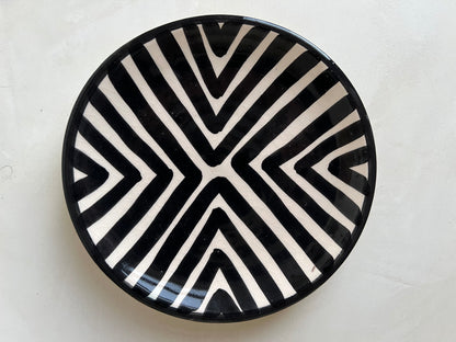 Bord keramiek - Zwart / witte 'V' strepen - Dia 17 cm