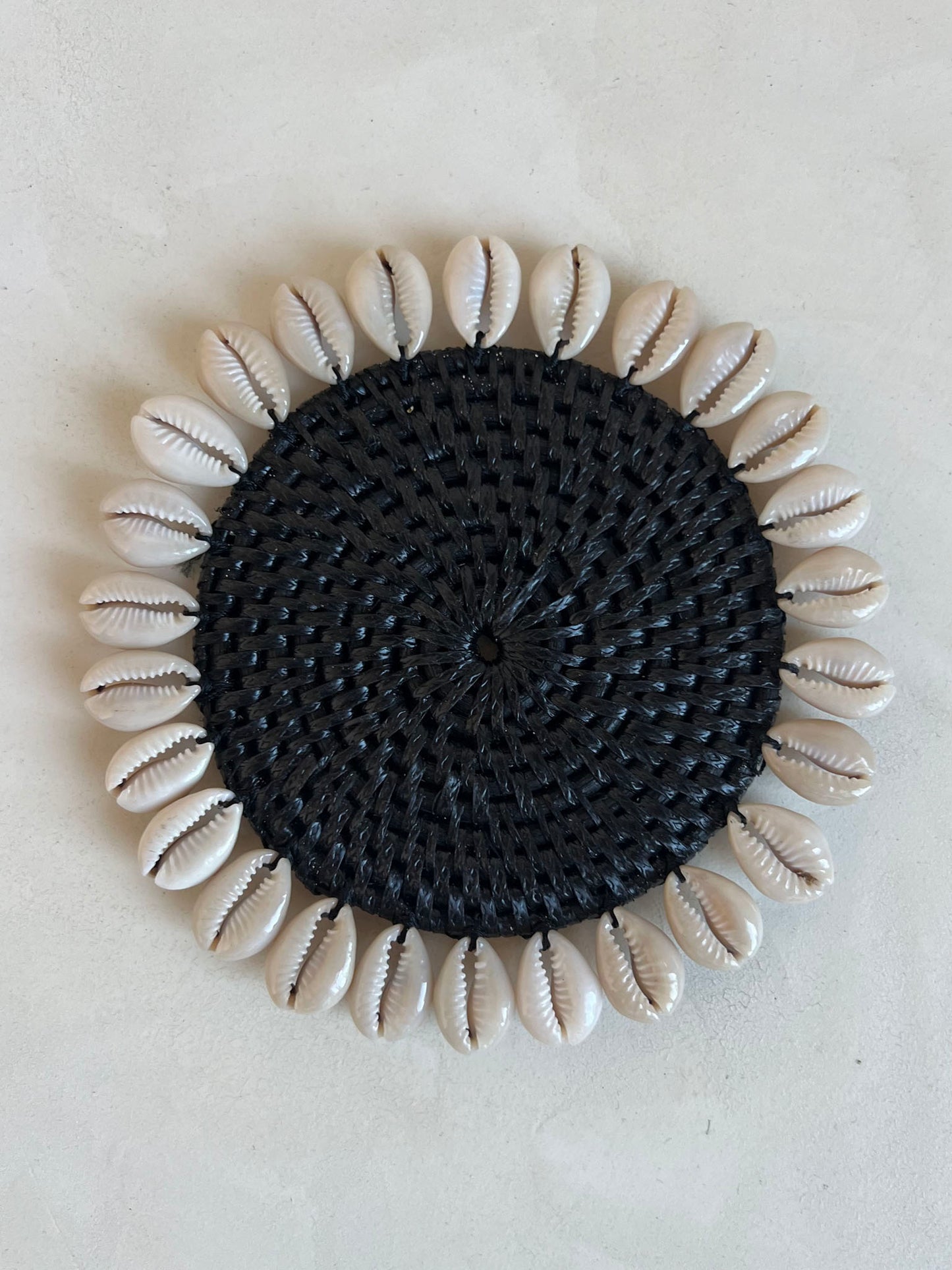 Rotan onderzetter met Kauri schelpen - Zwart - 2 stuks