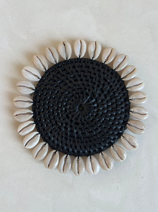 Rotan onderzetter met Kauri schelpen - Zwart - 2 stuks