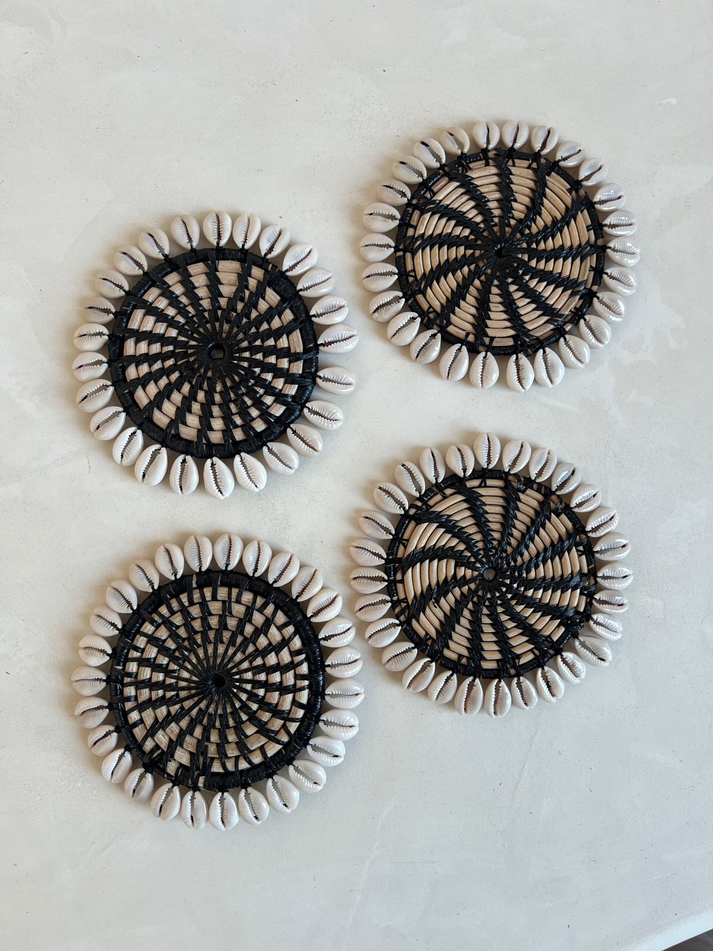 Onderzetter met Kauri schelpen - spider - Naturel/zwart - 2 stuks