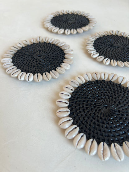 Rotan onderzetter met Kauri schelpen - Zwart - 2 stuks